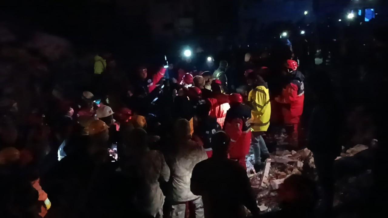 55 yaşındaki kadın enkazdan 90 saat sonra kurtarıldı