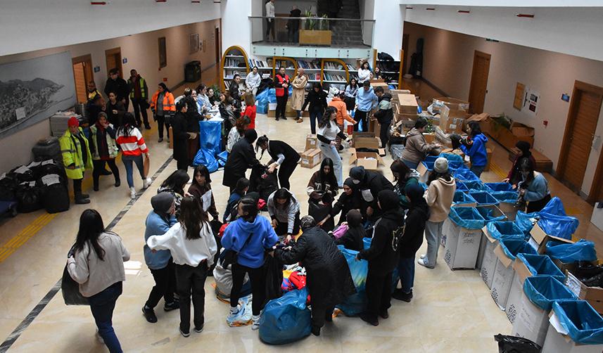 Karadeniz'den yardımlar depremin beşinci gününde de devam etti