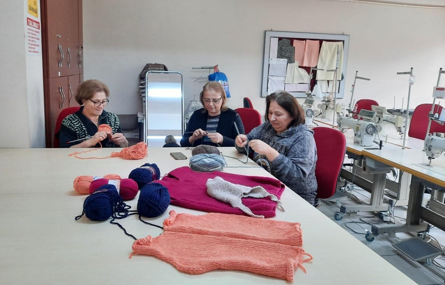 Giresun Halk Eğitim bu defa depremzedeler için üretiyor