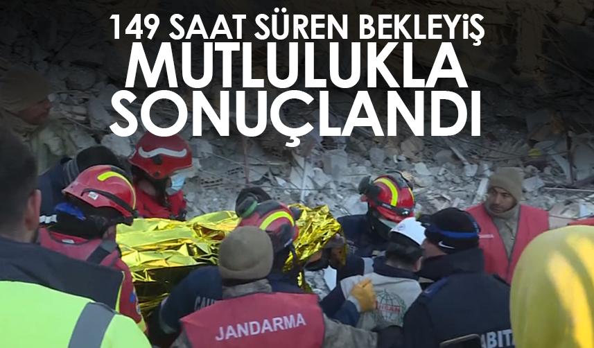 Hatay'da depremden 149 saat sonra 6 katlı apartmanın enkazından bir kişi kurtarıldı