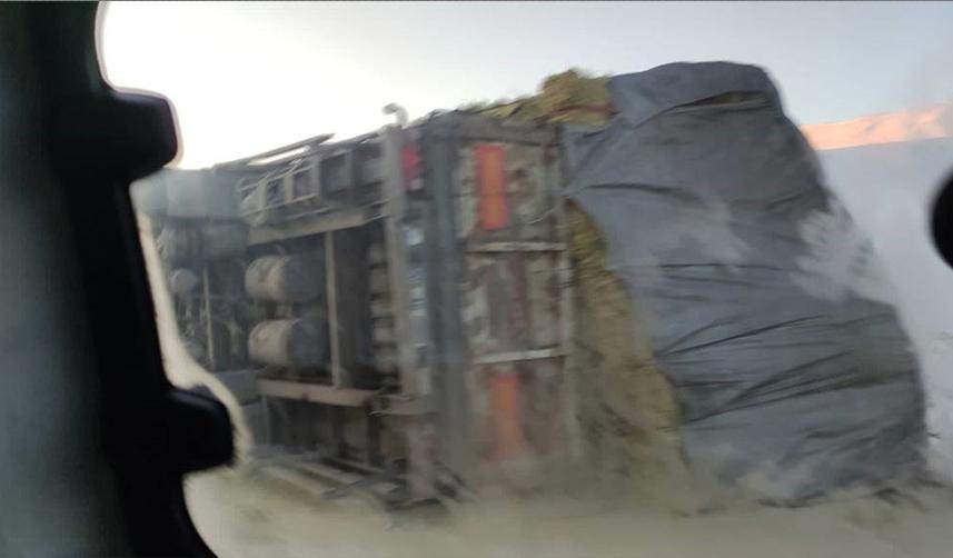 Bayburt'ta saman yüklü kamyon devrildi