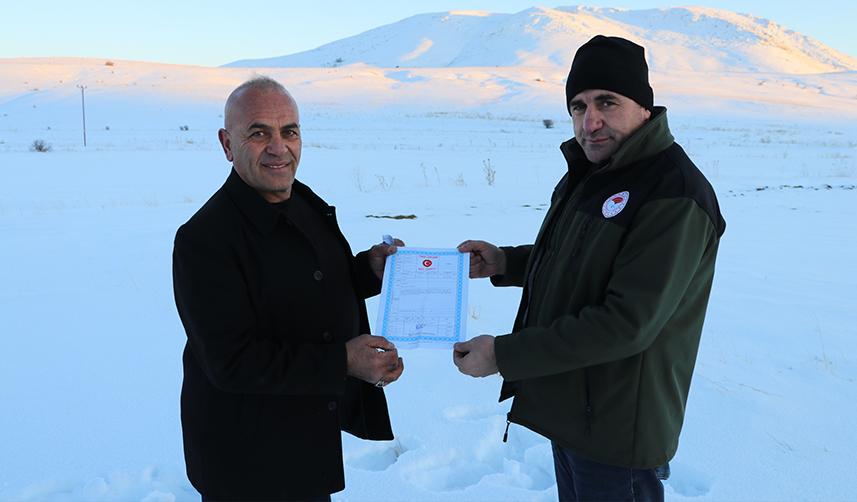 Bayburt'ta bir çiftçi, depremzedelere yardım için tarlasının tapusunu verdi