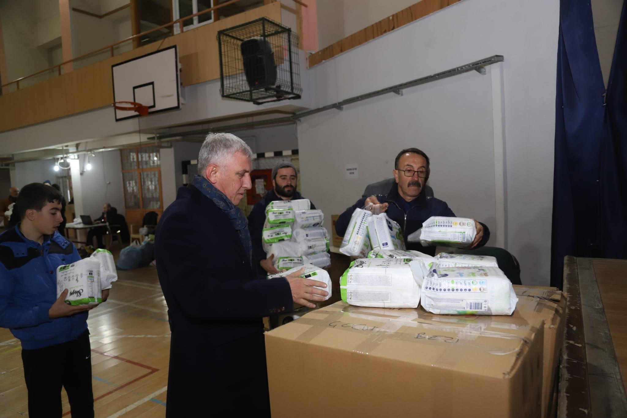 Trabzon'da Başkan Sarıalioğlu 6 aylık maaşını depremzedelere bağışladı