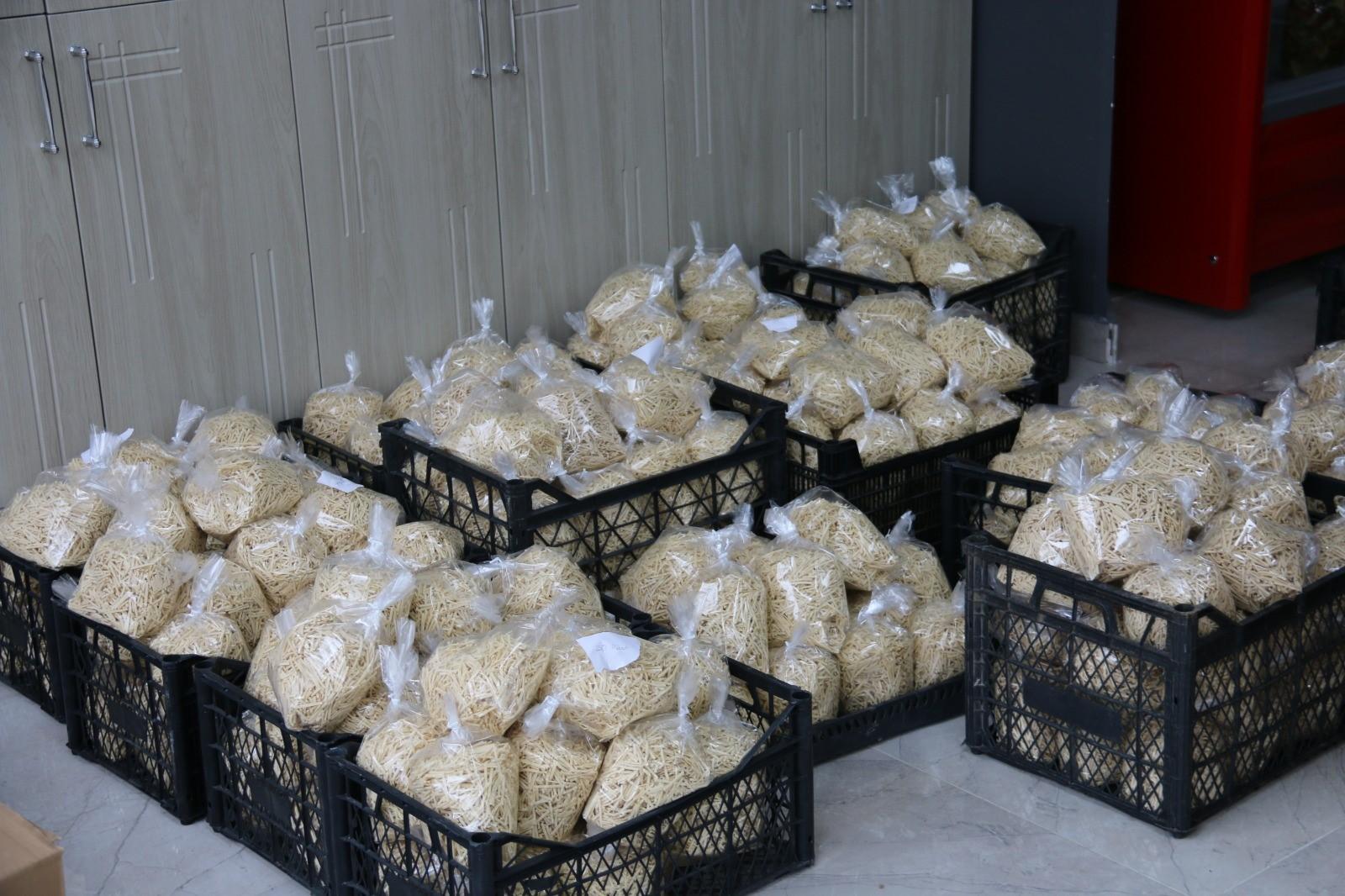 Samsun'da kadınlardan depremzedelere 500 kilo erişte