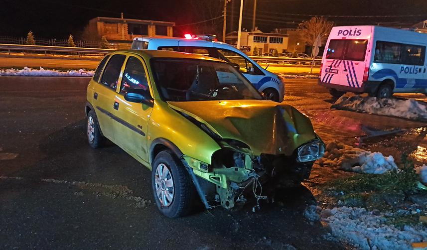 Samsun'da otomobil aydınlatma direğine çarptı: 1 yaralı