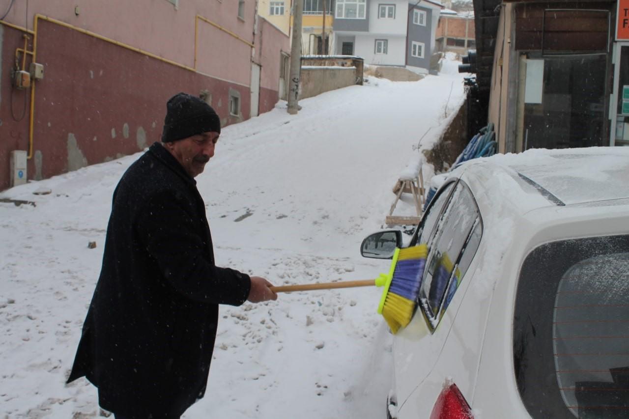 Bayburt'ta kar yağışı ve dondurucu soğuklar etkili oluyor