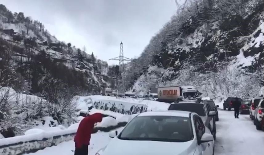 Artvin’de Yoğun Kar Yağışı Borçka–Hopa Karayolunu Ulaşıma Kapattı