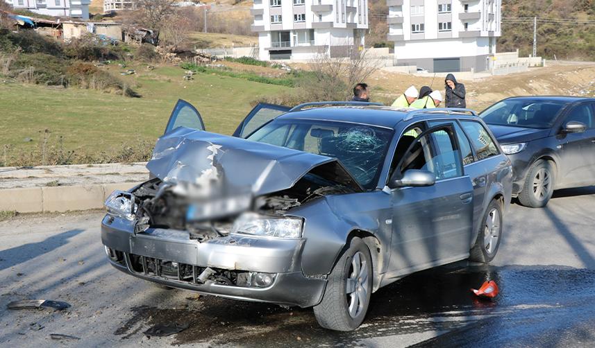 Samsun'da otomobil iş makinesine çarptı: 1 yaralı
