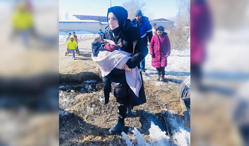 Milletvekili Ayvazoğlu’ndan duygulandıran kare! Hasta bebeği ambulansa yetiştirdi!