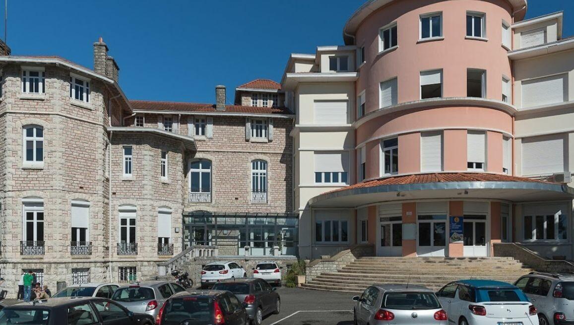 Fransa’da öğrencisinin bıçakladığı öğretmen öldü