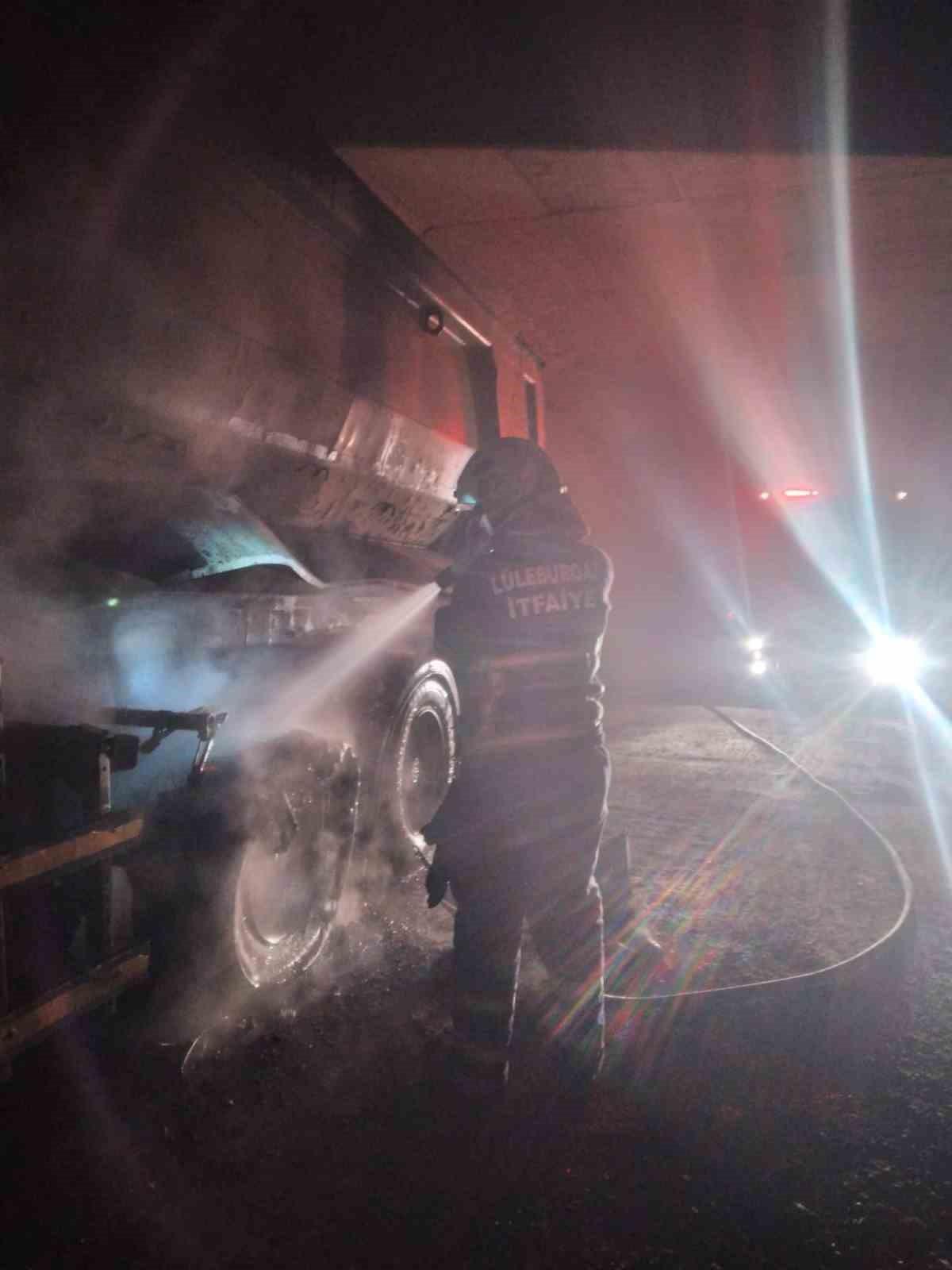 Kırklareli’nde hafriyat kamyonu alev aldı