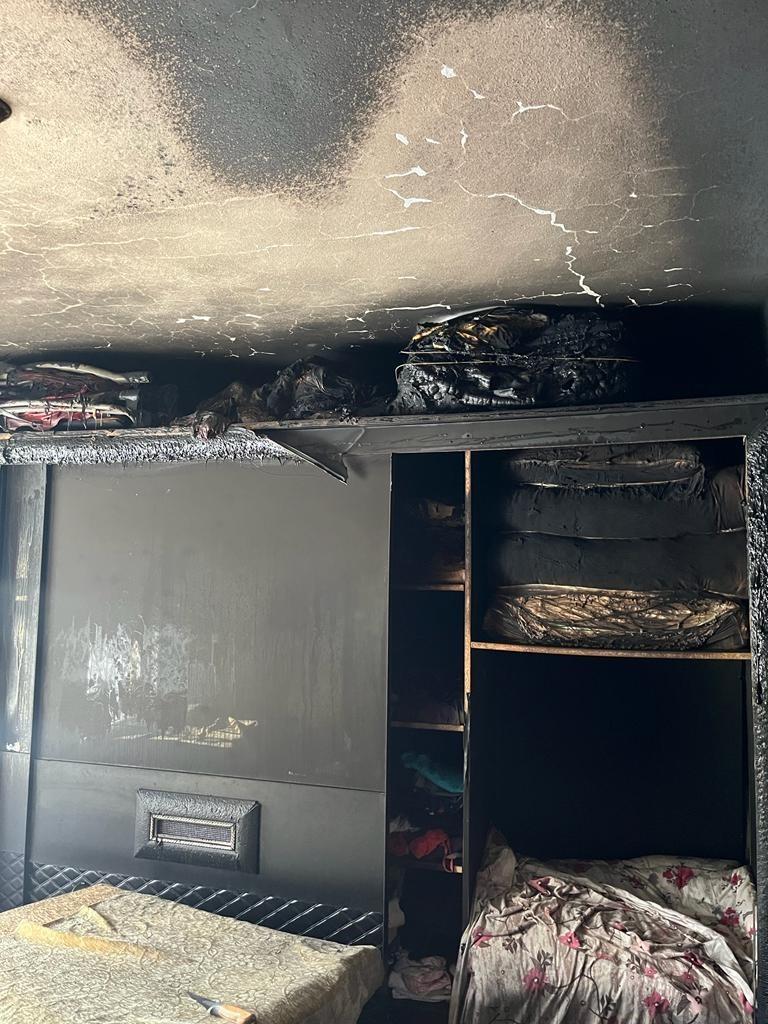 Elektrik kontağından çıkan yangında ev kullanılamaz hale geldi