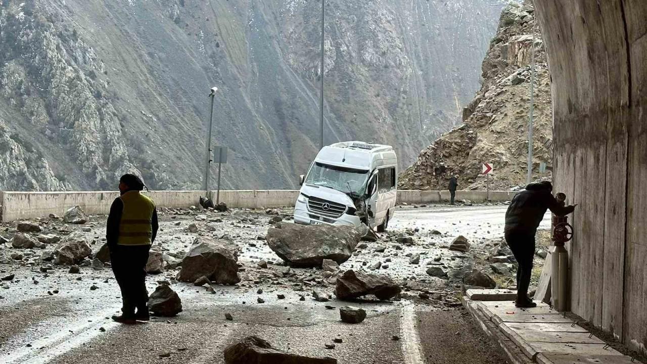 Yamaçtan kopan kayalar servis aracına isabet etti: 4 kişi yaralı