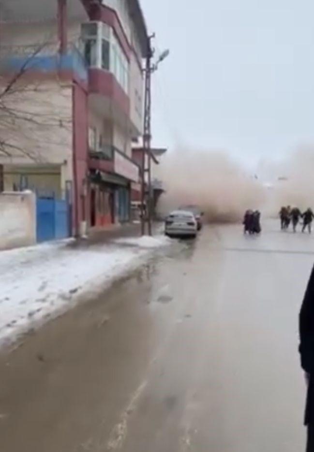 Depremin yeni görüntüleri çıktı: Binaların çatlaması, çökmesi kamerada