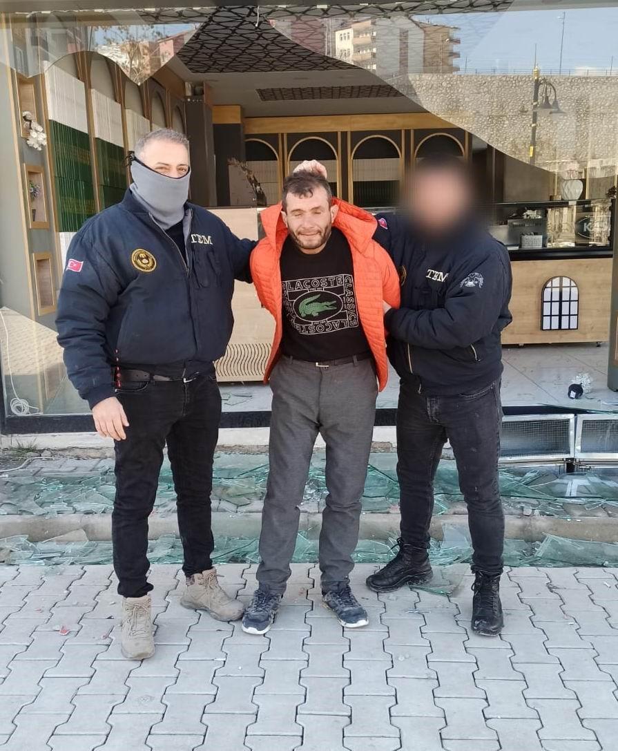 Depremde hasar gören yerlerden hırsızlık yapan şüpheli yakalandı