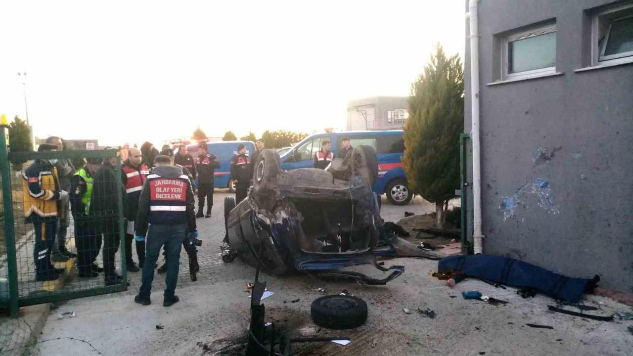 Tekirdağ’da taklalar atan otomobil, fabrikanın bahçesine daldı: 1 ölü