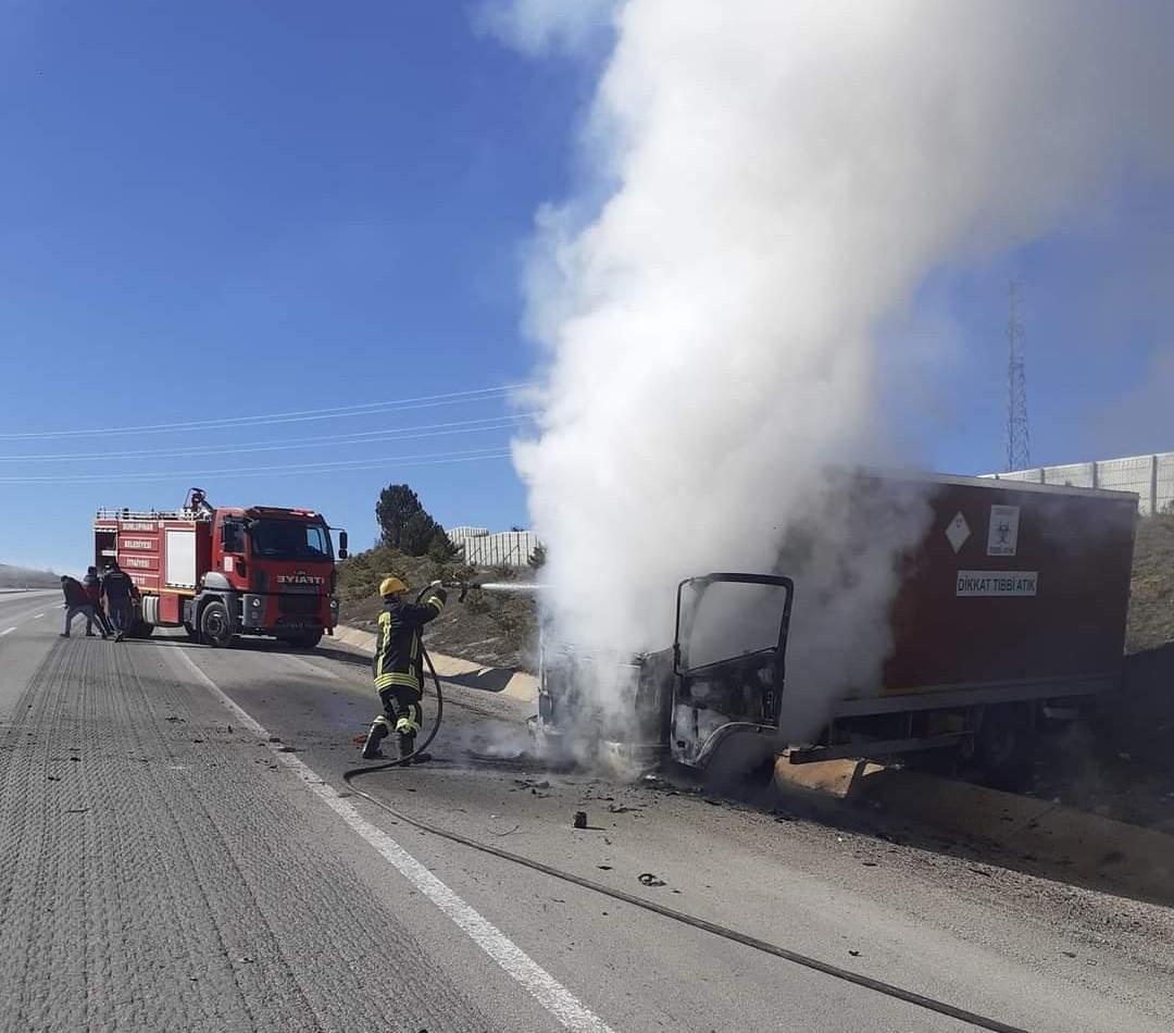 Kütahya’da seyir halindeki tıbbi atık aracı yandı