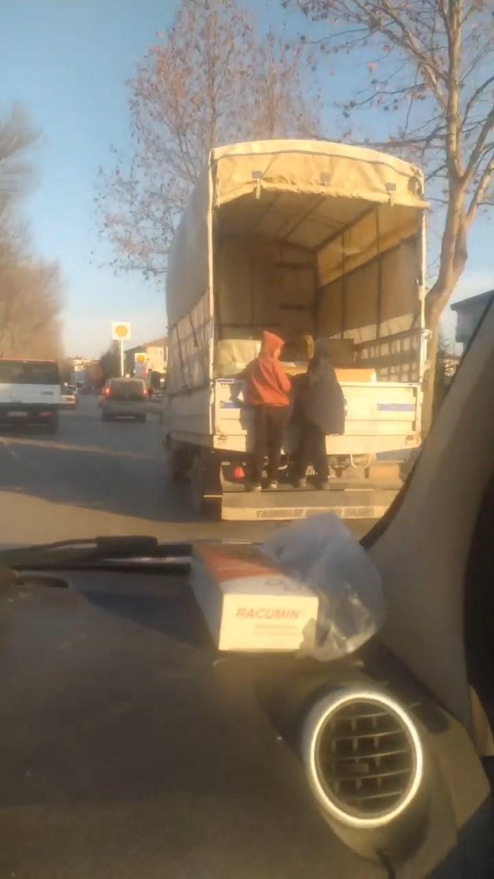 Kamyonet arkasına asılan çocukların tehlikeli yolcuğu kamerada