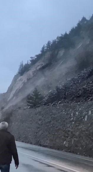 Artvin’de heyelan anı kameralara yansıdı