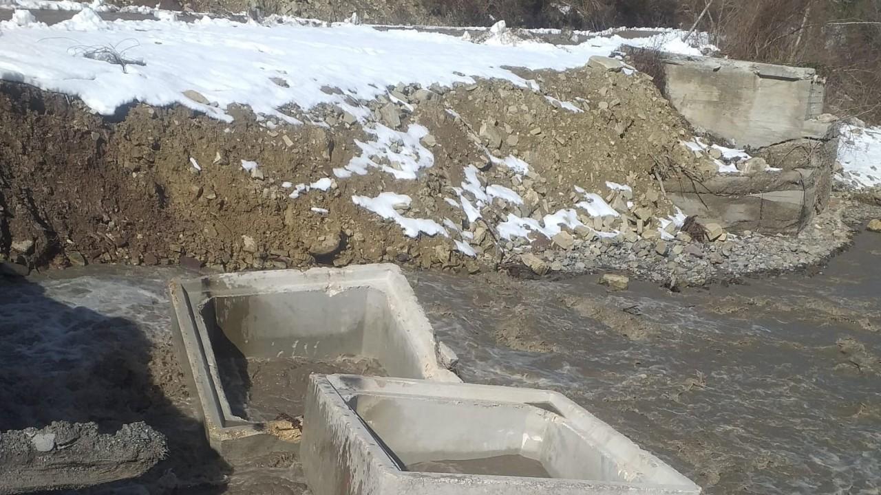 Kar sularının erimesi sonucu beşinci kez köprü yıkıldı