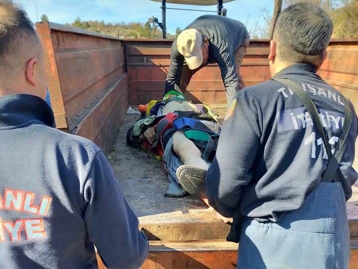 Tavşanlı’da kestiği ağacın altında kalan köylü ağır yaralandı