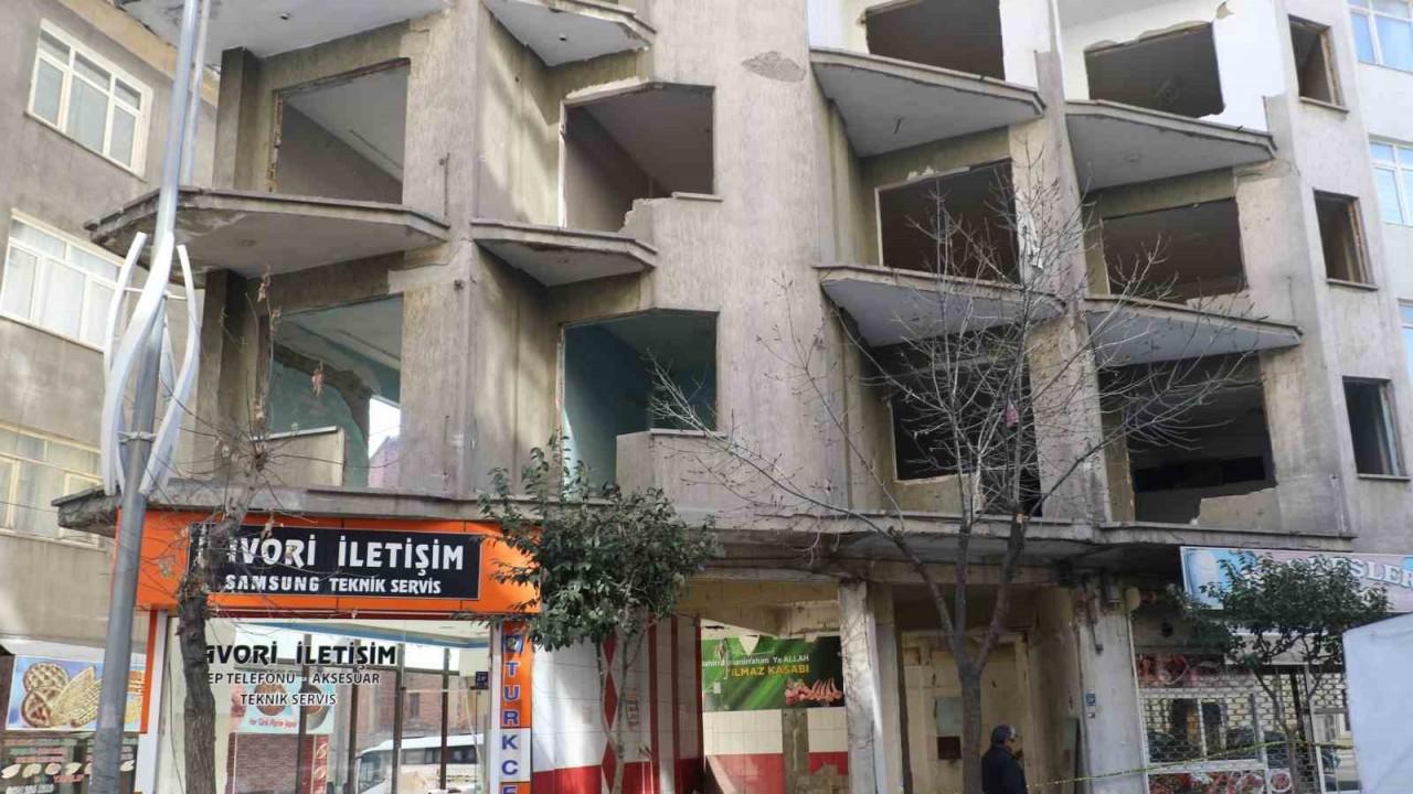 Elazığ’da ağır hasarlı binalara ‘naylon şeritli’ önlem