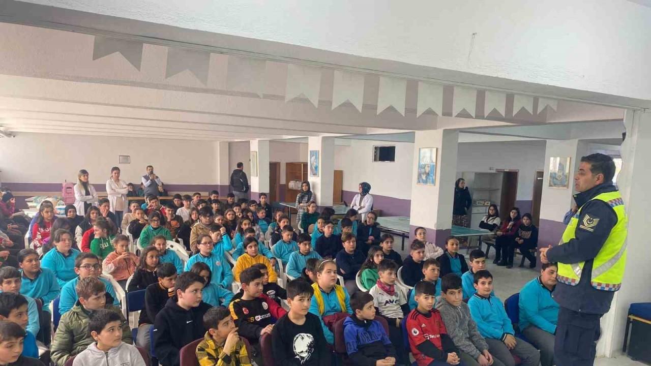 Ortaokul öğrencilerine trafik kuralları eğitimi verildi