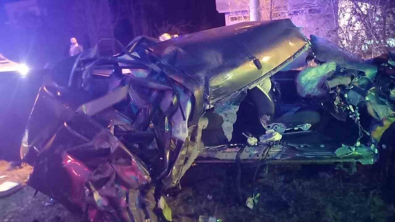 Alkollü sürücü hurdaya dönen otomobilden yaralı olarak kurtarıldı