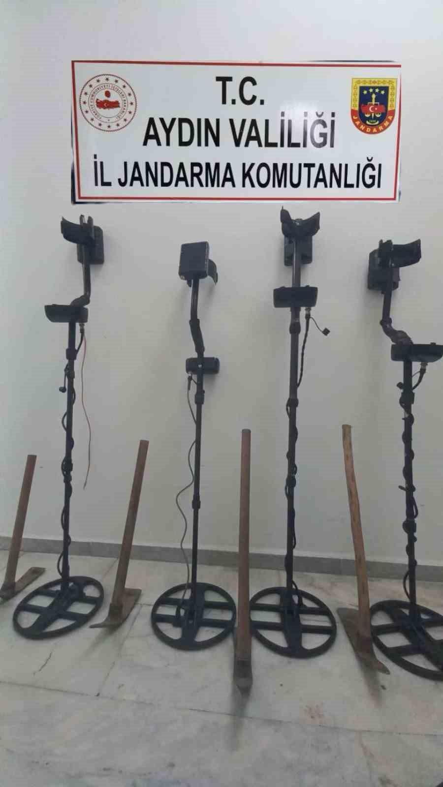 Dedektör ile antik kentte kaçak kazı çalışmasına Jandarma baskını