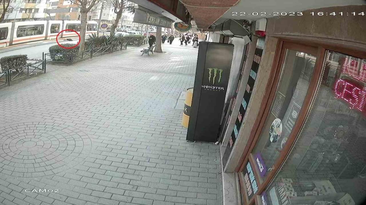 Eskişehir'de Tramvayın çarptığı yaşlı kadın hayatını kaybetti! O anlar kamerada