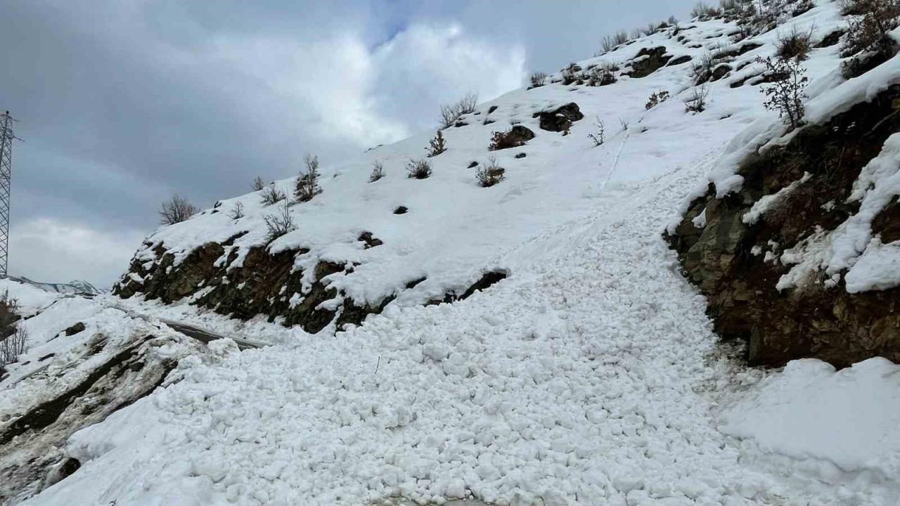Siirt’te çığ düşmesi sonucu öğrenci ve öğretmenler yolda mahsur kaldı