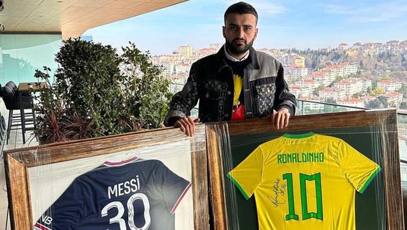 CZN Burak, depremzedeler için Messi ve Ronaldinho imzalı formaları sattı