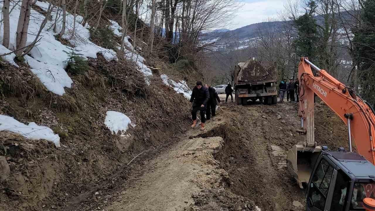 Kastamonu’da yaşanan heyelan sonrası mahallenin yolu ulaşıma kapandı