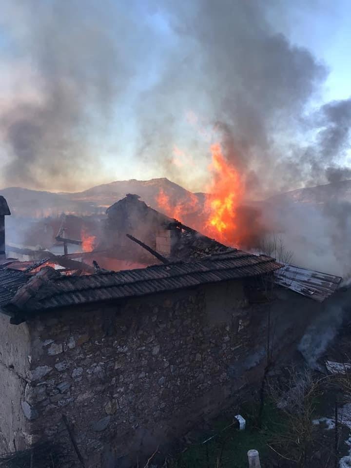 Boş ev alev alev yandı