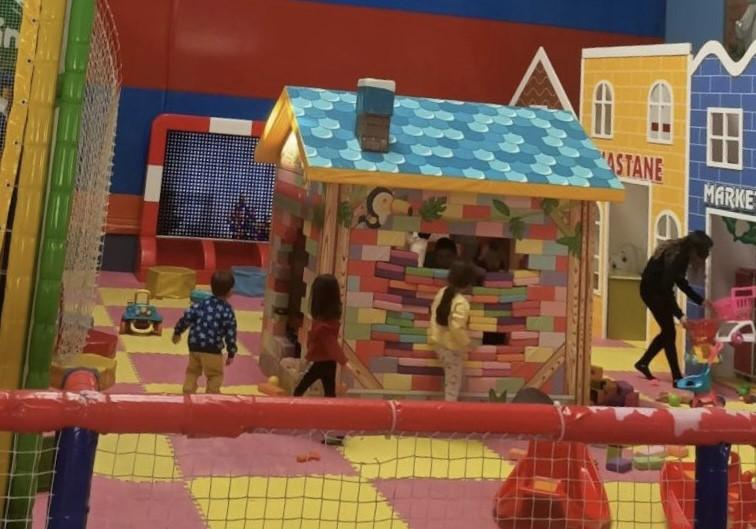 Depremzede ailelerin çocukları polislerle birlikte eğlence merkezine gitti