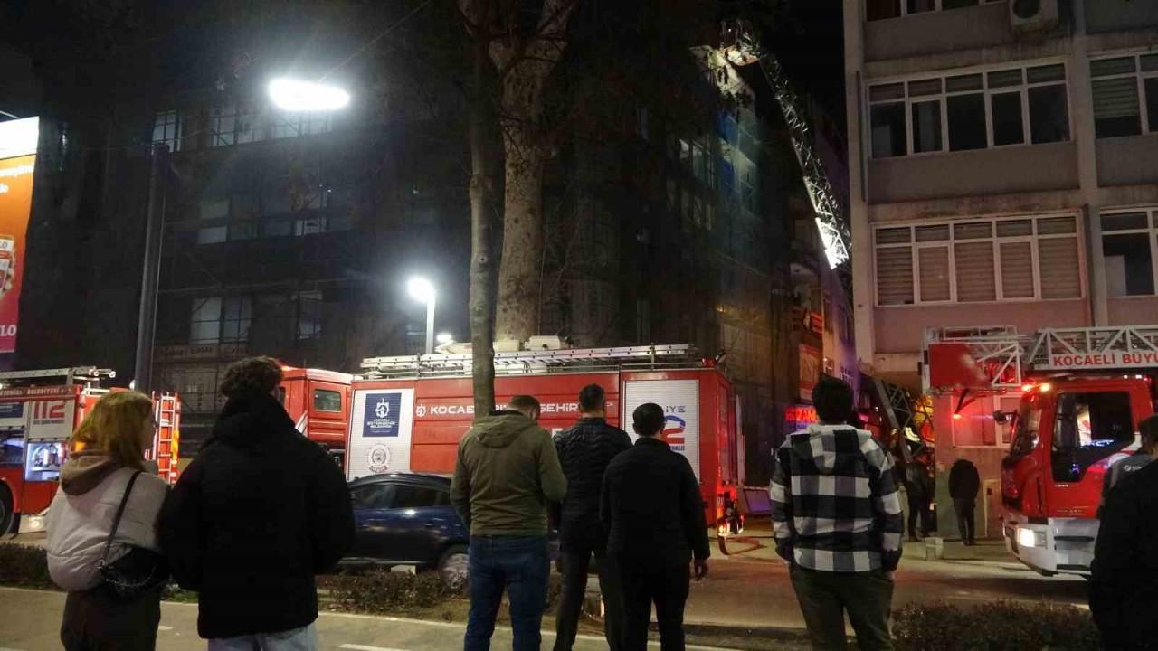 Tadilat yapılan binada çıkan yangını film izler gibi izlediler