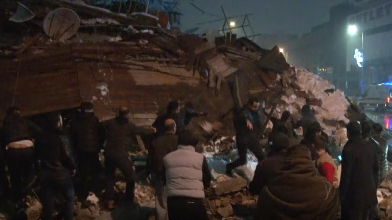 Kurtarmak isterken çatının altında kaldılar