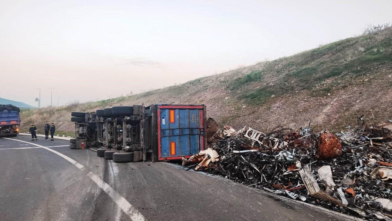 İzmir’de kontrolden çıkan hurda yüklü çekici devrildi