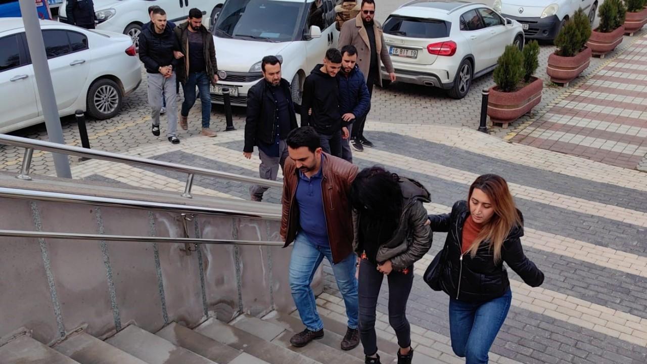 Araç çalıp ilçe ilçe gezen 3 şüpheli kıskıvrak yakalandı; suç makinesi çıktılar