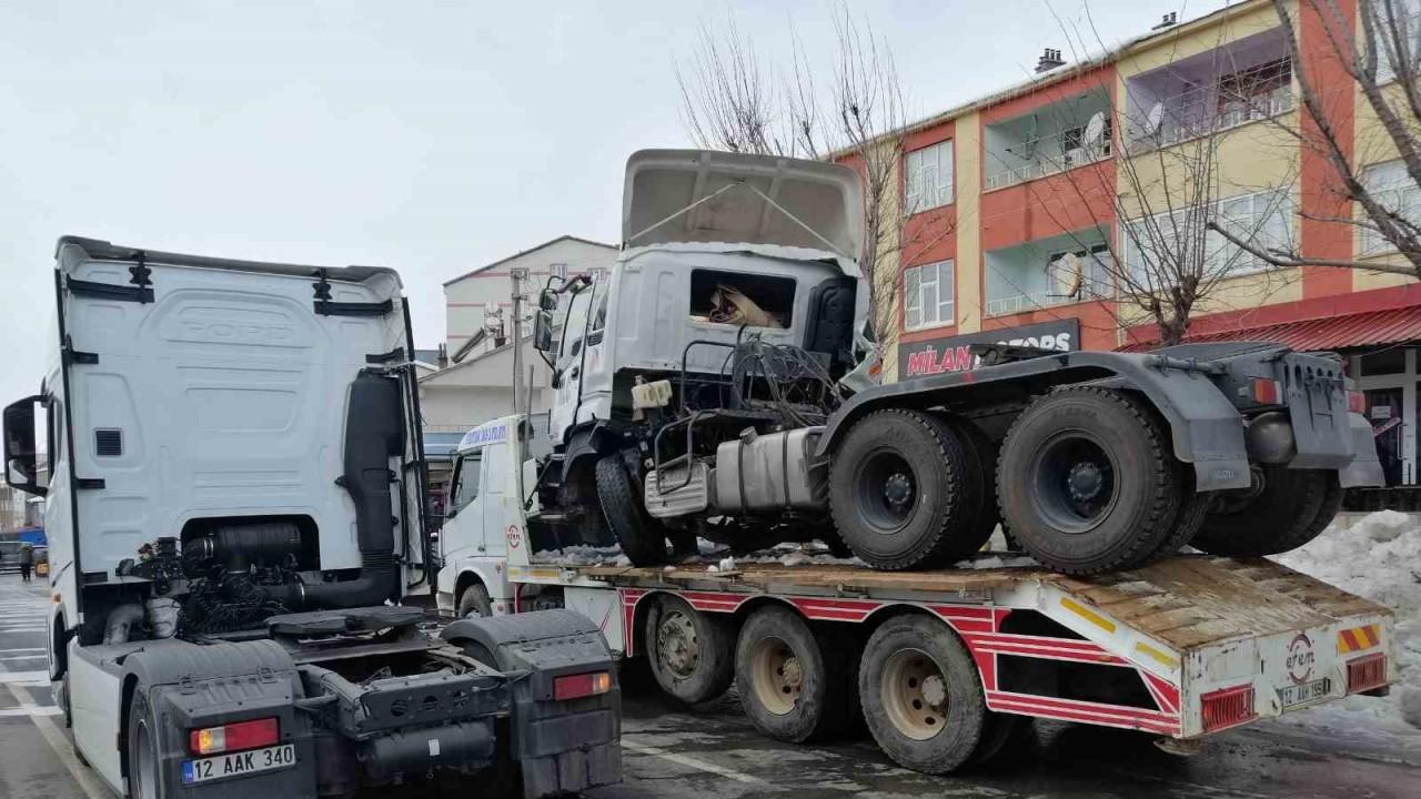 Deprem bölgesine giden yardım tırı, çöp kamyonuna çarptı: 1 yaralı