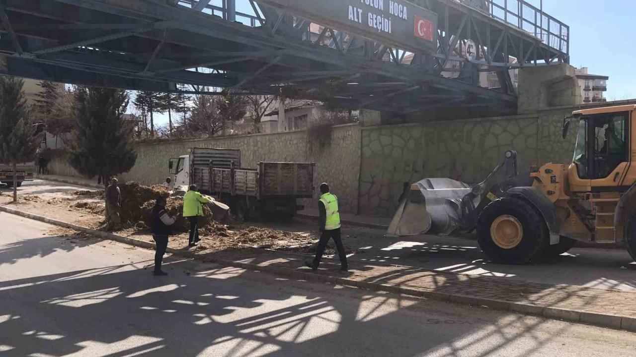 Saman balyası yüklü tır demiryolu geçidine çarptı