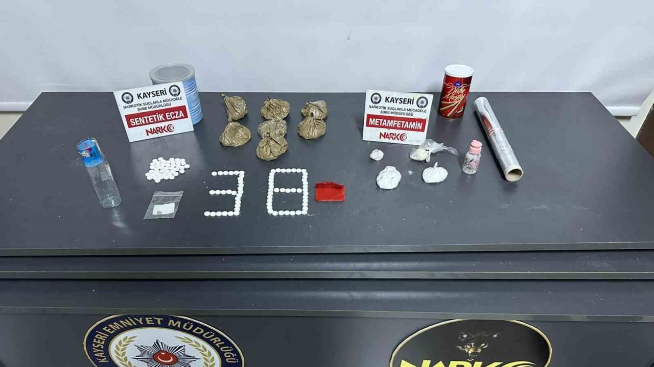 Konserve kutusundan yarım kilo uyuşturucu çıktı