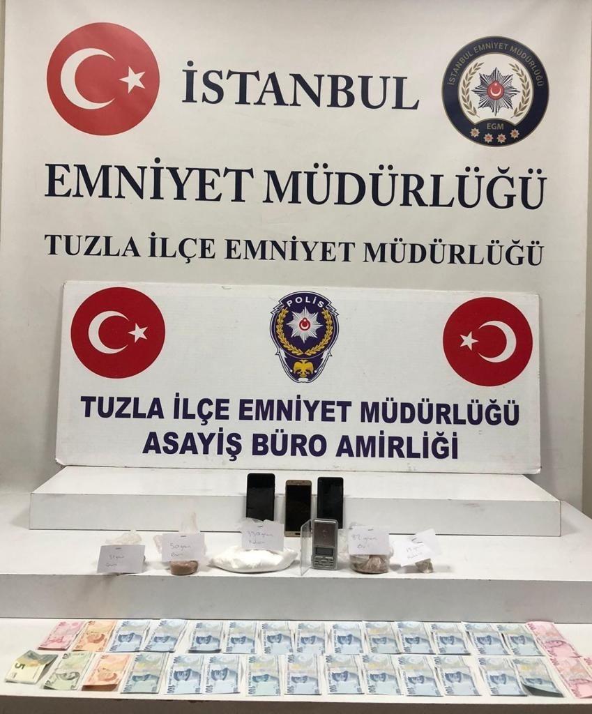 Pendik’te uyuşturucu temin etmek isterken polise yakalandılar