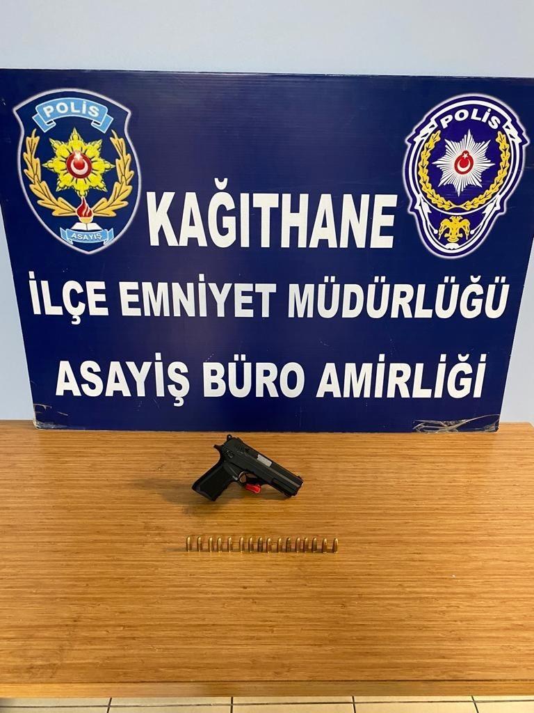 Kağıthane’de kapkaç anı kamerada: Neye uğradığını şaşırıp peşlerinden koştu