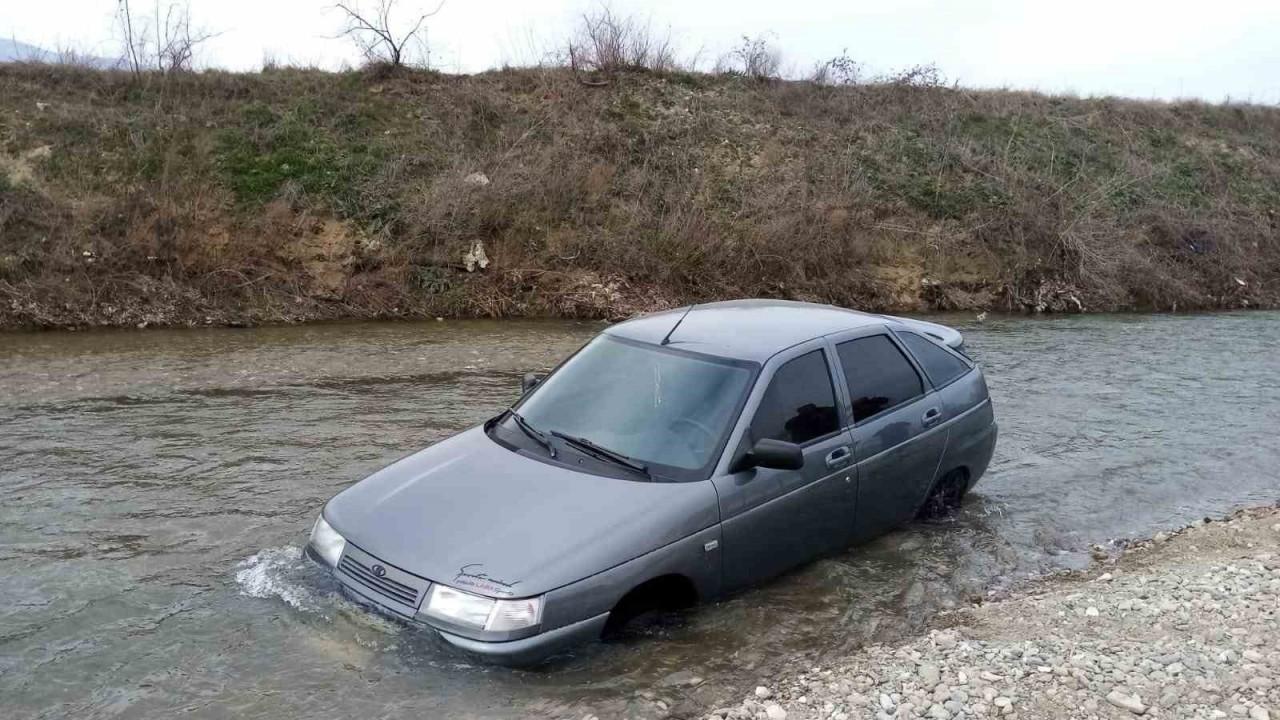 Otomobil dereye uçtu