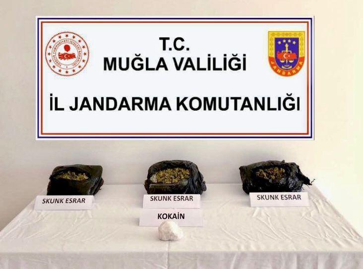 Uyuşturucu paketini alırken yakalandı