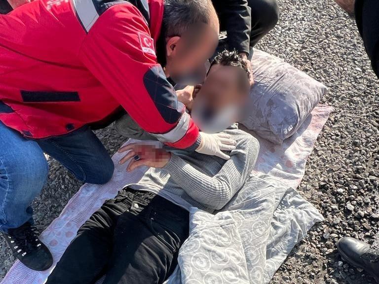 Ağrı’da lastiği patlayan tır devrildi: 2 yaralı