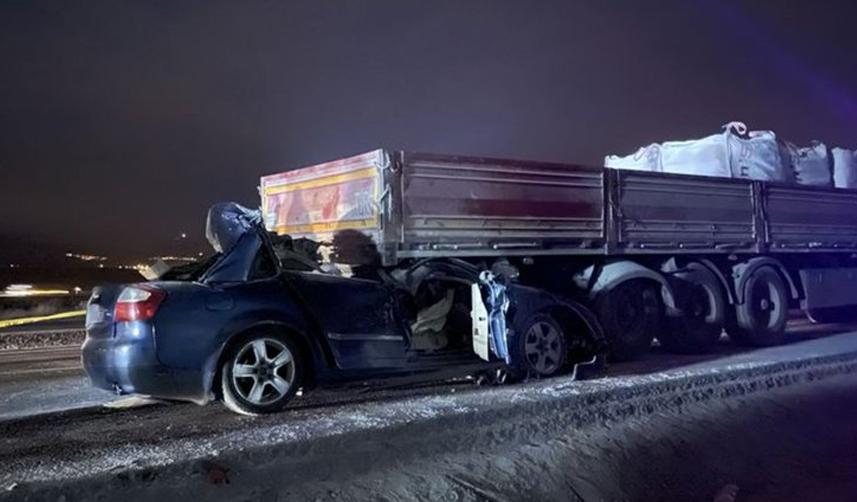 Niğde'de feci kaza! Otomobil tıra çarptı