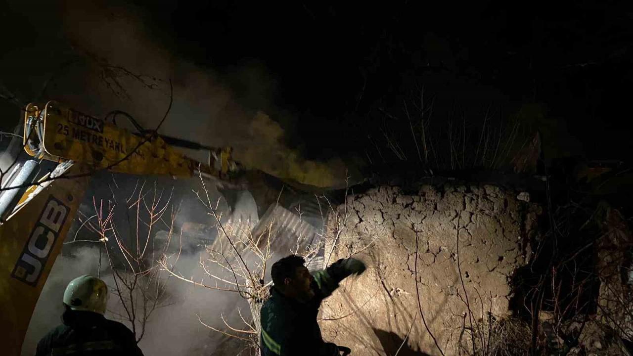 Odunlukta çıkan yangın itfaiye ekiplerince söndürüldü