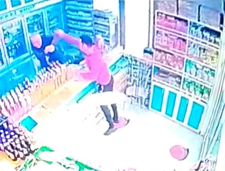 Esnafa çakılı kabus yaşattı: O anlar kamerada